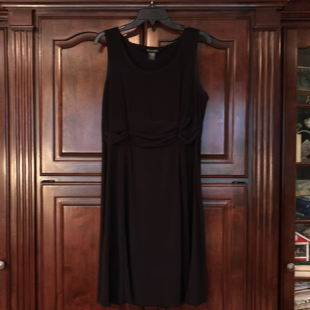 CHELSEA MUSE LITTLE BLACK DRESS SIZE 14 flattering detail in front